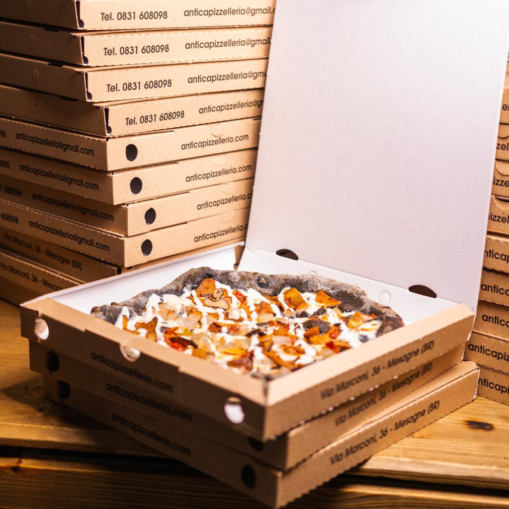 Pizza pronta per l'asporto nelle confezioni di Antica Pizzelleria