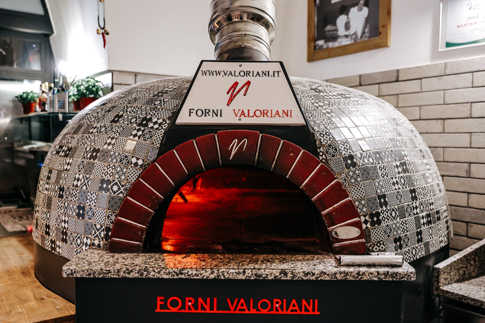 Il forno a legna acceso di Antica Pizzelleria 1973